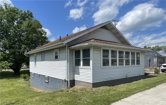Building Photo - 304 Dewey Ave