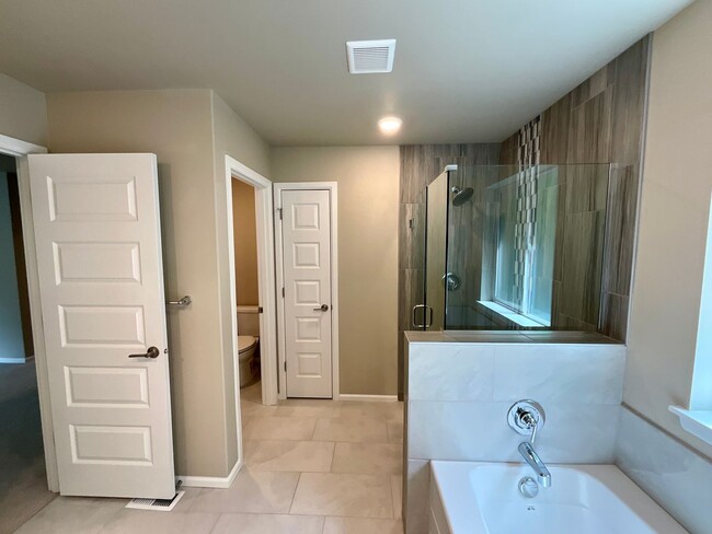 Building Photo - Beautiful and Modern 4-Bedroom Home with S...