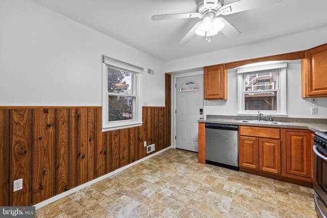 Building Photo - 1437 Towson St