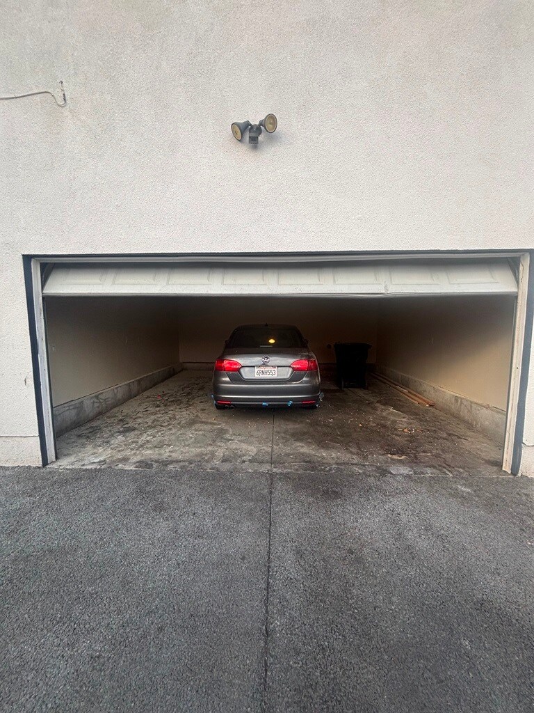 Building Photo - 232 W 91st St