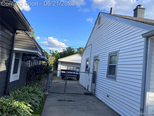 Building Photo - 1412 E Goulson Ave