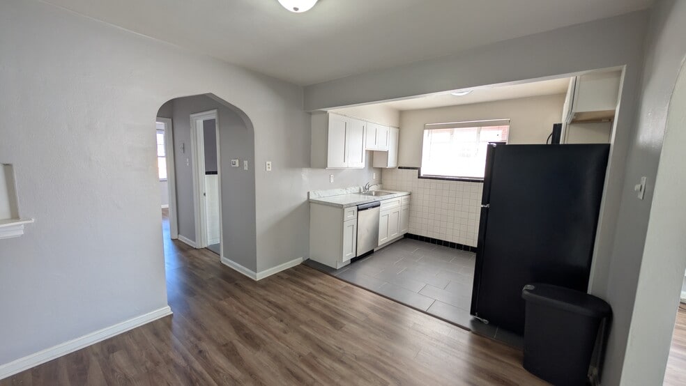 Building Photo - 5825 Sunshine Dr