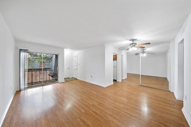 Building Photo - 711 Holiday Dr