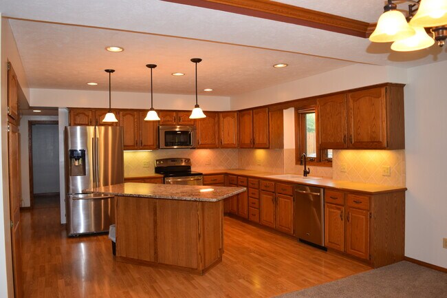 Building Photo - 2210 Skyline Dr