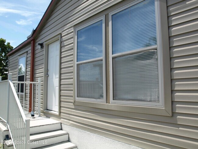 Building Photo - 709 Lark Dr