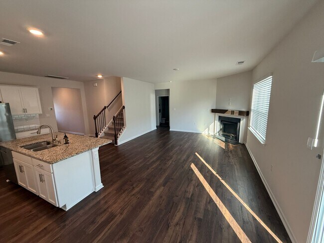 Building Photo - Like New Beautiful Home in Locust!