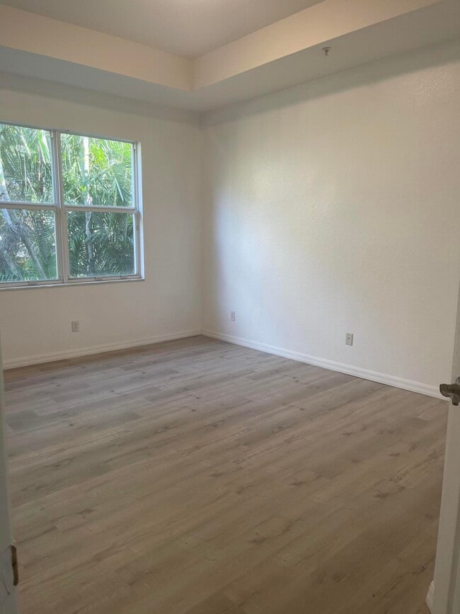 Building Photo - 865 Pipers Cay Dr