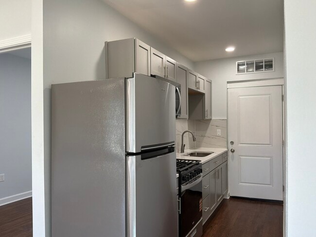 Building Photo - 224 E Cass St