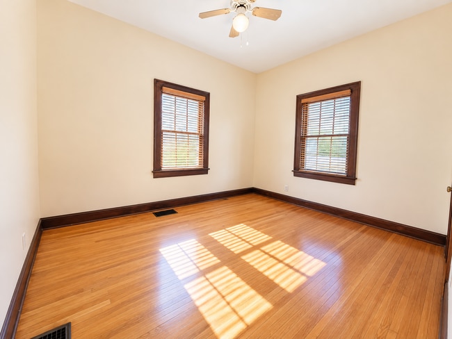 Building Photo - 525 S Woodlawn Ave