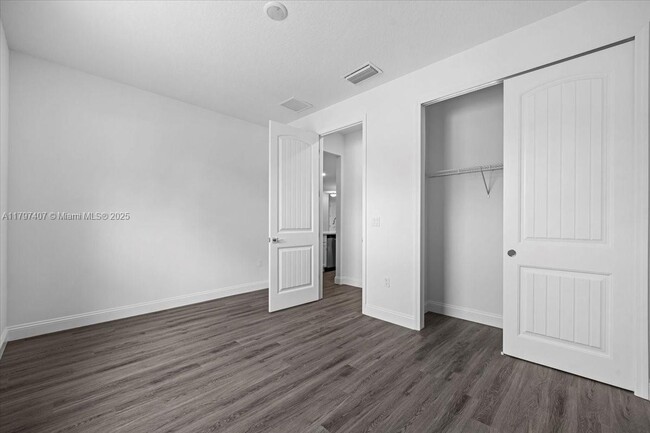 Building Photo - 11 Burgundy Pl