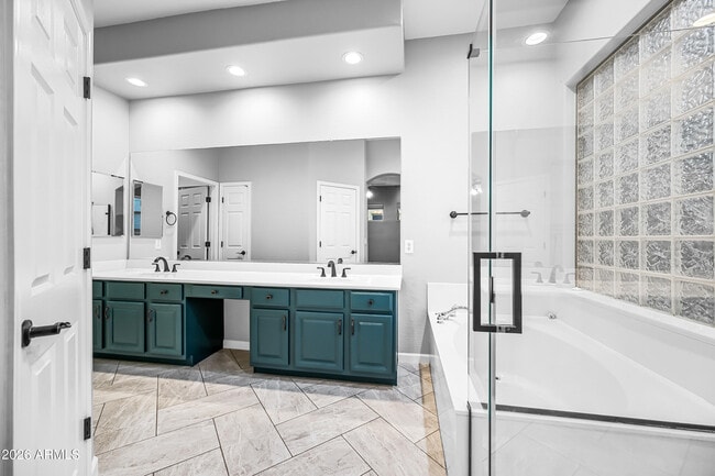 Building Photo - 4231 E Marshall Ave