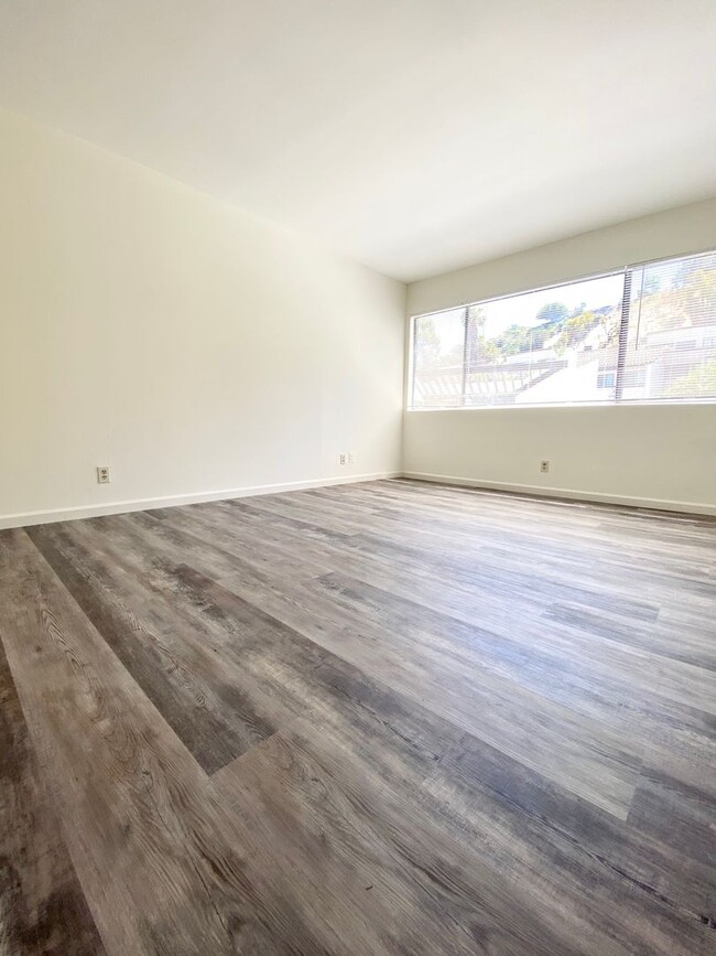 Building Photo - *Spacious updated townhouse in Monterey pa...