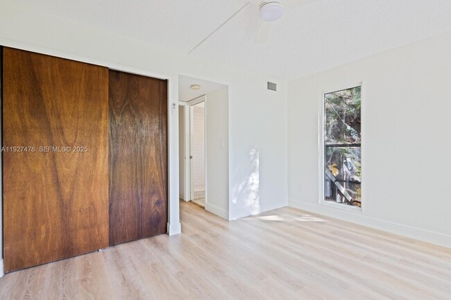 Building Photo - 3028 Center St