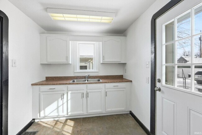 Building Photo - 3 bedroom available for immediate move i!