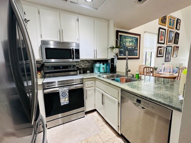Building Photo - Stunning 2 bedroom/ 2 bath Condo in Creekw...
