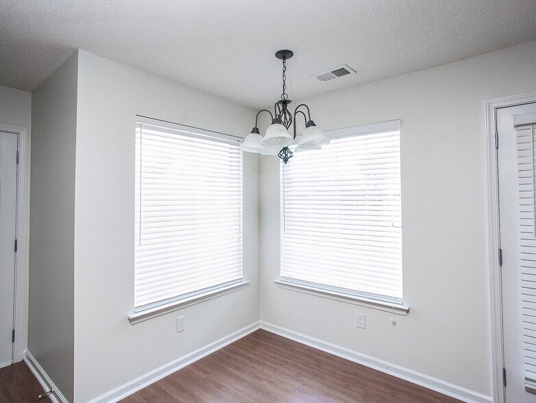 Building Photo - 5810 Bedford Loop E