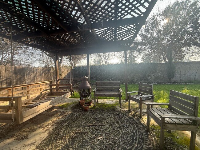 Building Photo - 3 bedrooms, 2 full bathrooms single-story home located in the heart of Visalia, CA.