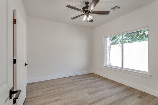 Building Photo - Warm, Modern & Welcoming — Beautiful 4 Bed, 3 Bath New Build