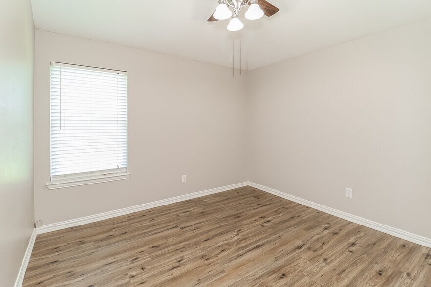 Building Photo - 7917 Val Verde Dr