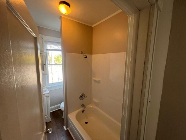 Building Photo - 3 Bed 1 Bath Renovated Townhouse