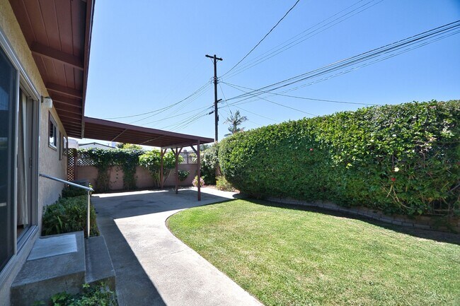 Building Photo - 3 Bedroom 2 Bath Home For Lease