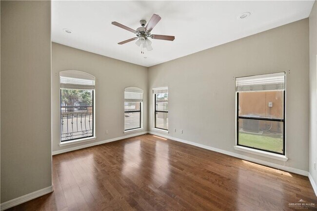 Building Photo - 2715 Mimosa St