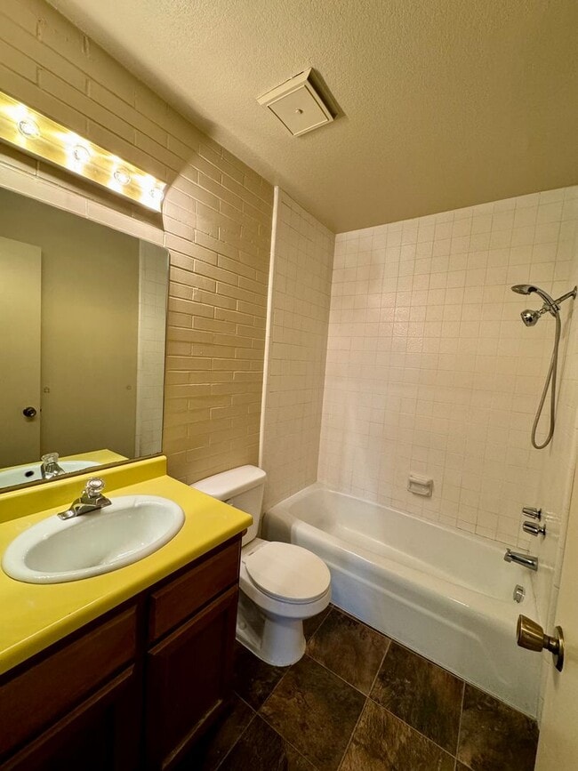 Building Photo - 3 Bedroom Townhome near BYU stadium!