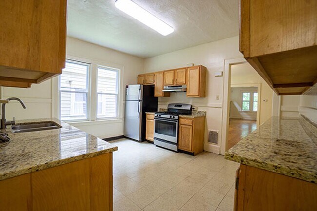 Building Photo - 3 Bedroom Apartment - Available 7/1/26 - C...