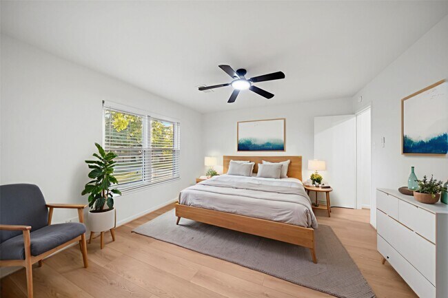 Building Photo - 9654 Westview Dr