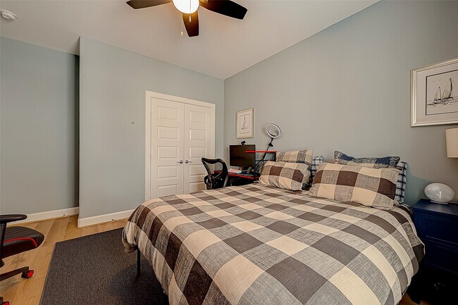 Building Photo - 909-A W 35th St