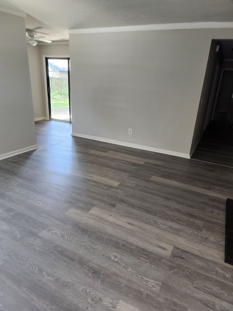 Building Photo - 347 Wrenfield Rd