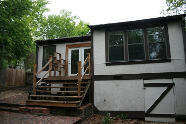 Building Photo - 1003 Bellevue Pl
