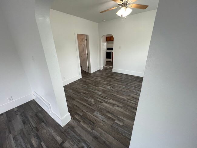 Building Photo - 2 bedroom house with fenced in back yard i...