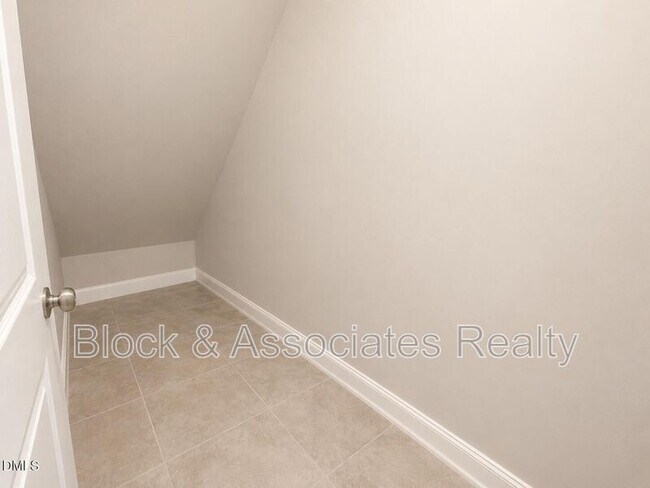 Building Photo - 118 Faxton Wy