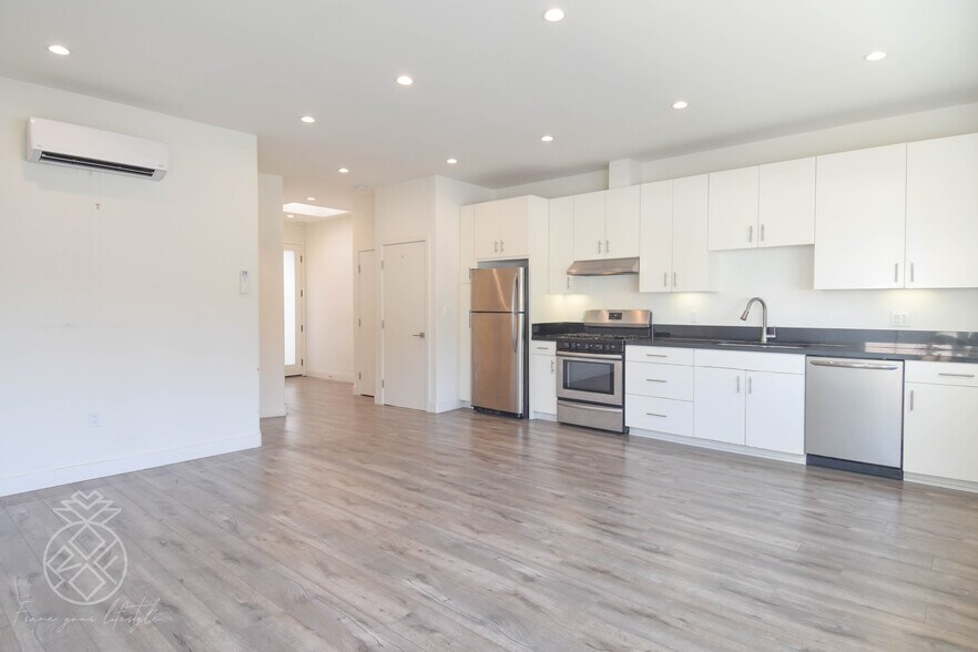 Building Photo - 905 Parkman Ave