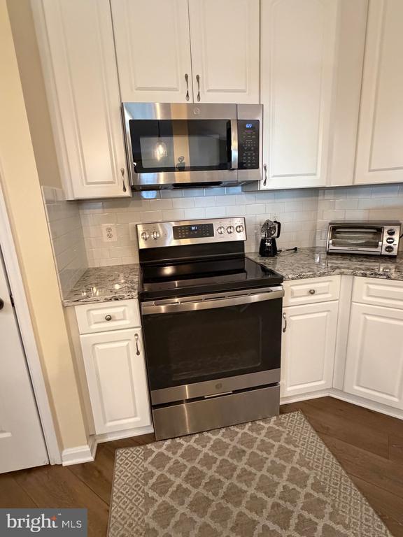 Building Photo - 400 Symphony Cir