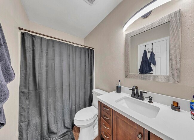 Building Photo - 460 School Ave