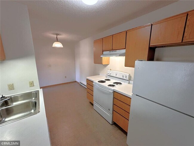 Building Photo - 560-580 Spring St