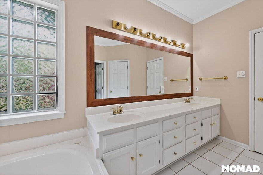 Building Photo - 1219 Loyola Dr