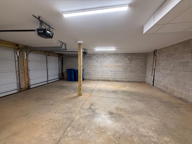 Building Photo - Fully Furnished 3 Bedroom, 2 Bath Home wit...