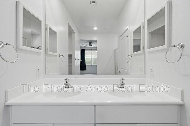 Building Photo - 40643 W Shaver Dr