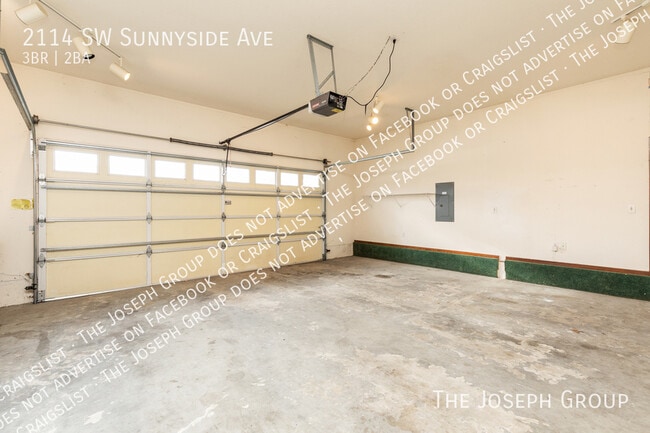 Building Photo - 2114 SW Sunnyside Ave