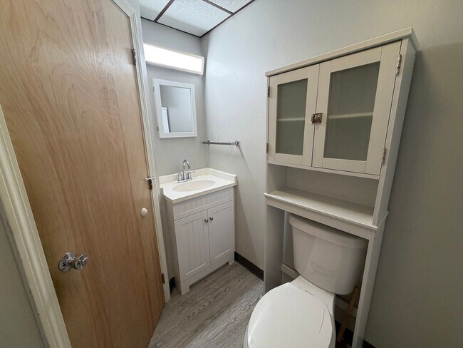 Building Photo - 10 Thompson St