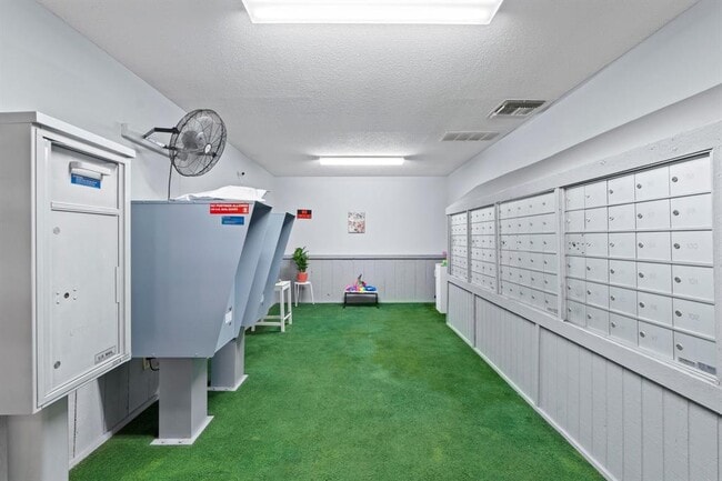 Building Photo - 2425 Ashdale Dr