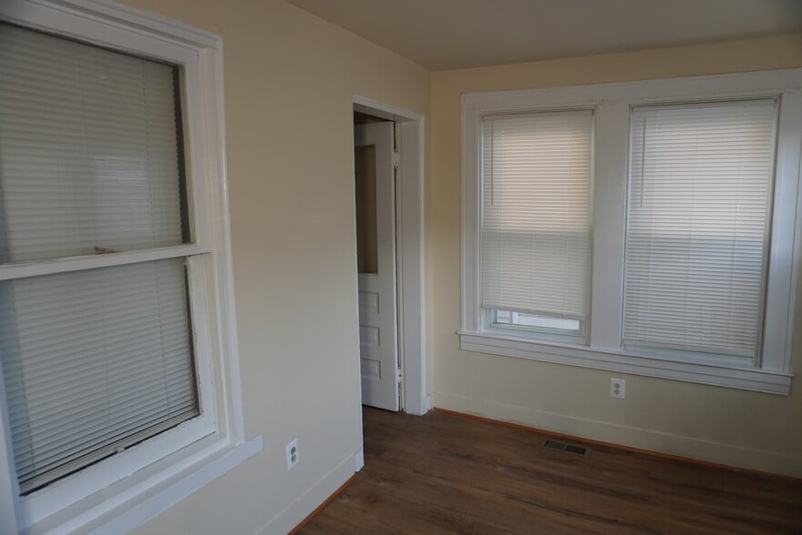 Building Photo - 217 Center St