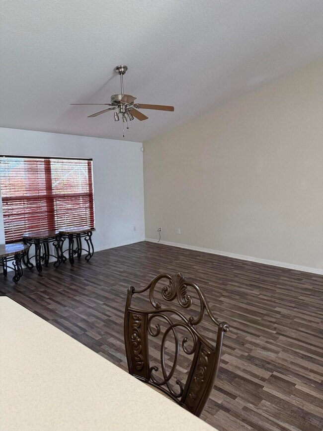 Building Photo - 5824 NW Zenith Dr