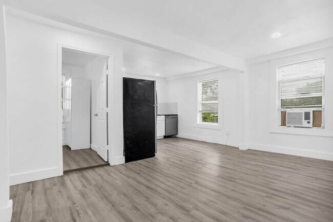 Building Photo - 2737 Stuart Dr