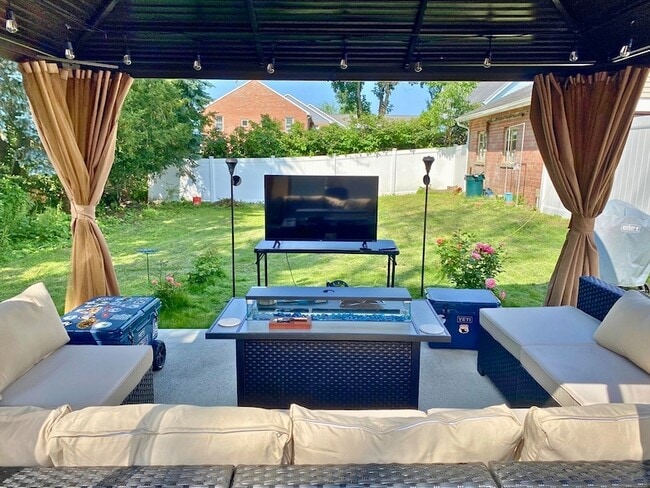 Building Photo - 30 Maple Ave