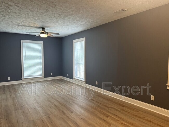 Building Photo - 261 Ridgewood Rd