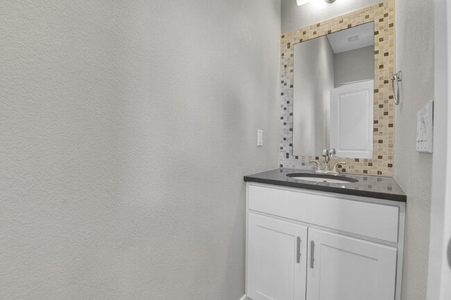 Building Photo - $3,000- 2 Bed/2.5-bathroom Townhome in Den...